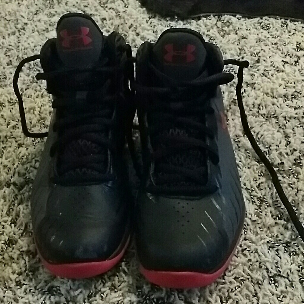 Under Armour 2y boys basketball shoes like new